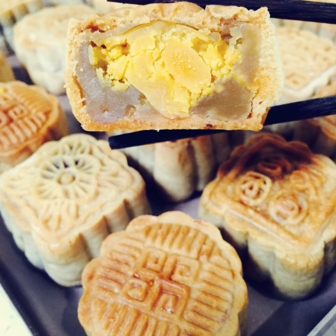 广式月饼—蛋黄莲蓉月饼