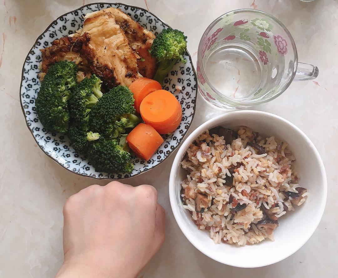 健身厨男版：香煎滑嫩鸡胸肉，全网最流行的鸡胸吃法！