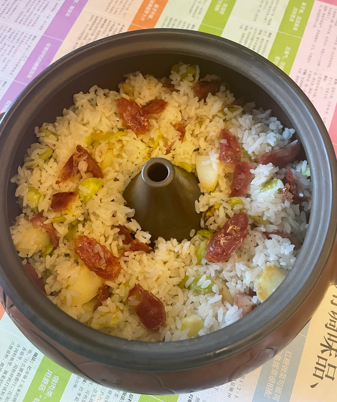给春天收尾的蚕豆腊肠汽锅饭