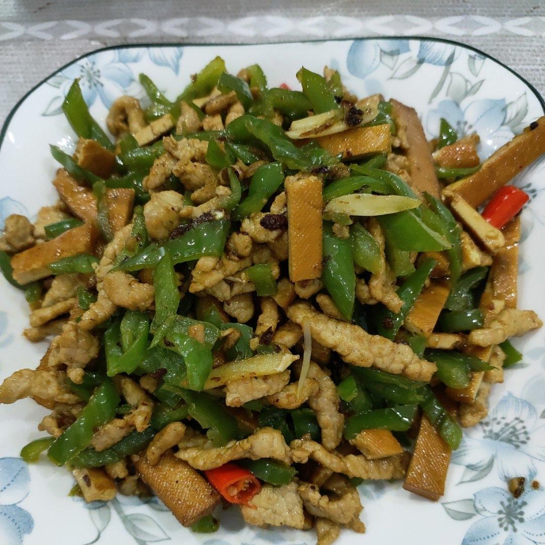 青椒肉丝，这样炒太好吃了。