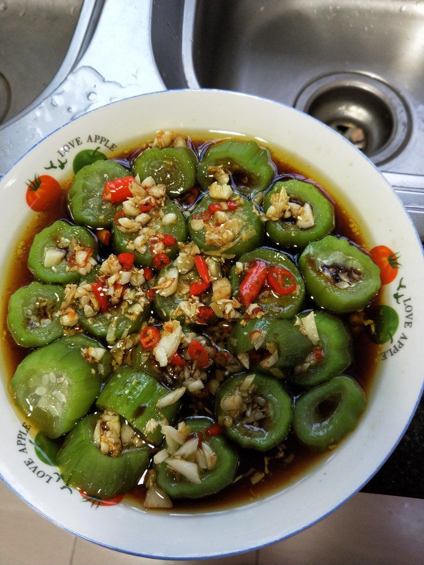 只需要五分钟就可以的美味蒜蓉蒸丝瓜