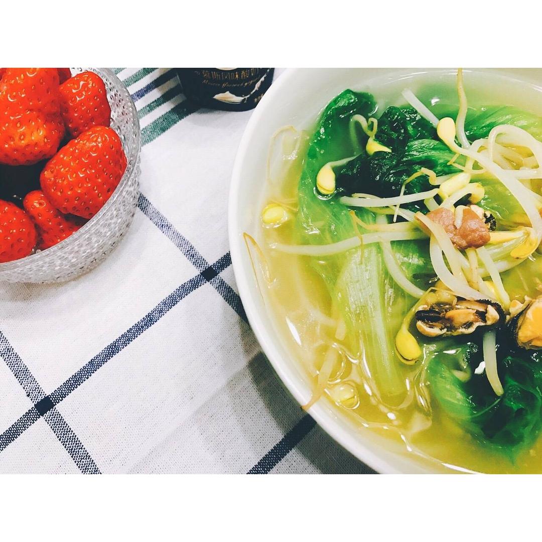 荷兰豆金针菇蔬菜汤