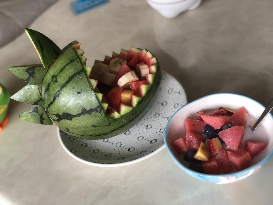 任意水果宝宝爱吃的牙签适量恐龙西瓜的做法小西瓜洗净外皮斜切掉一块