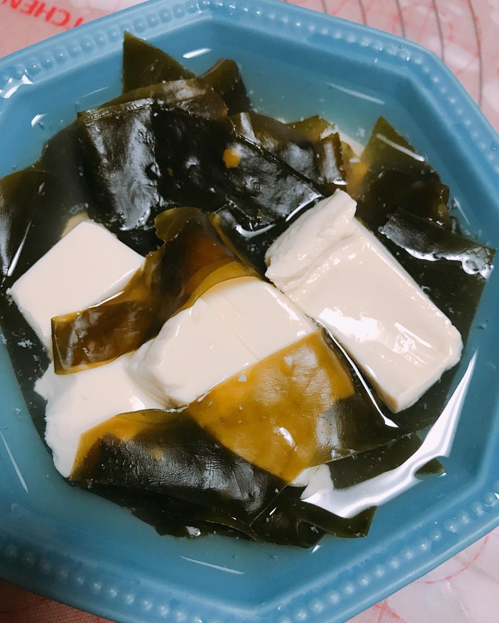 沉迷手作的丫丫做的豆腐海带汤
