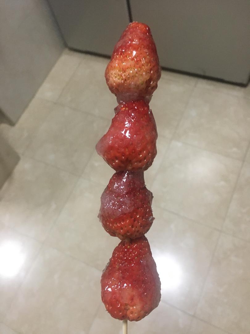 阔爱的草莓香蕉冰糖葫芦🍡