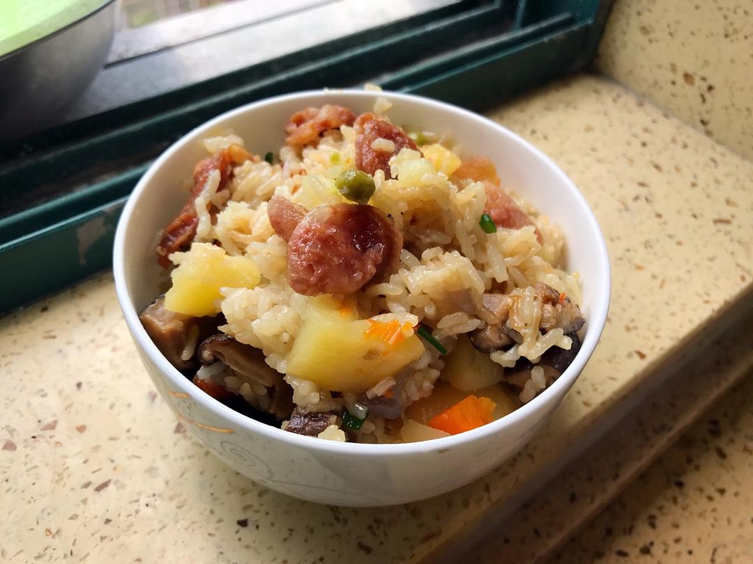 香菇腊肠土豆焖饭
