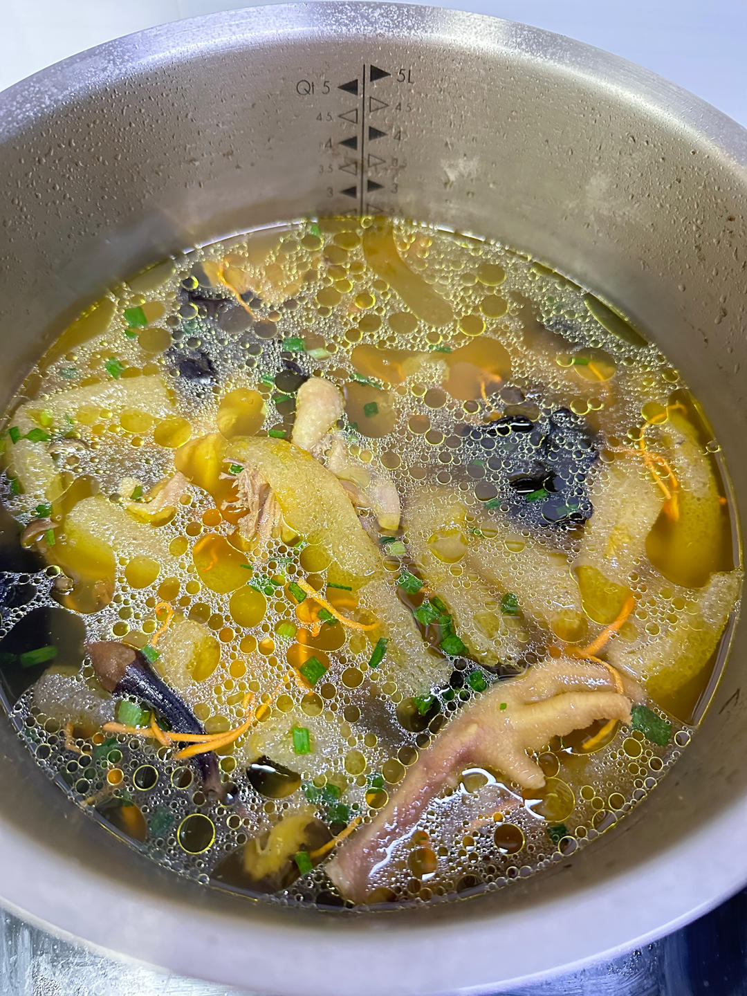 奶奶教的鲜香肥美香菇炖鸡汤