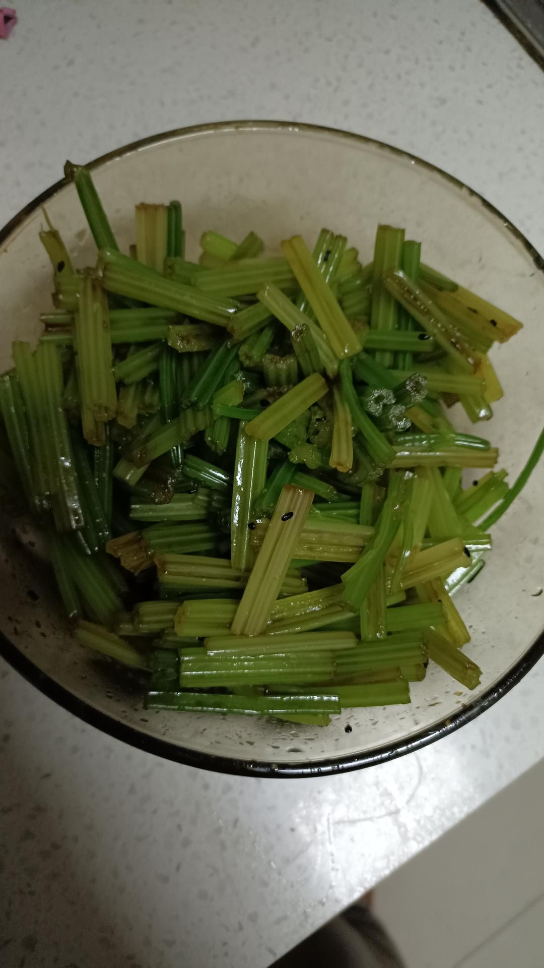 生病时唯一想吃的菜-凉拌芹菜