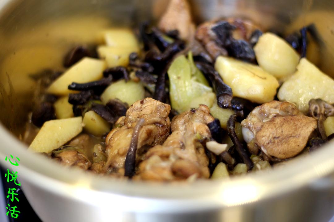 鸡肉炖蘑菇土豆