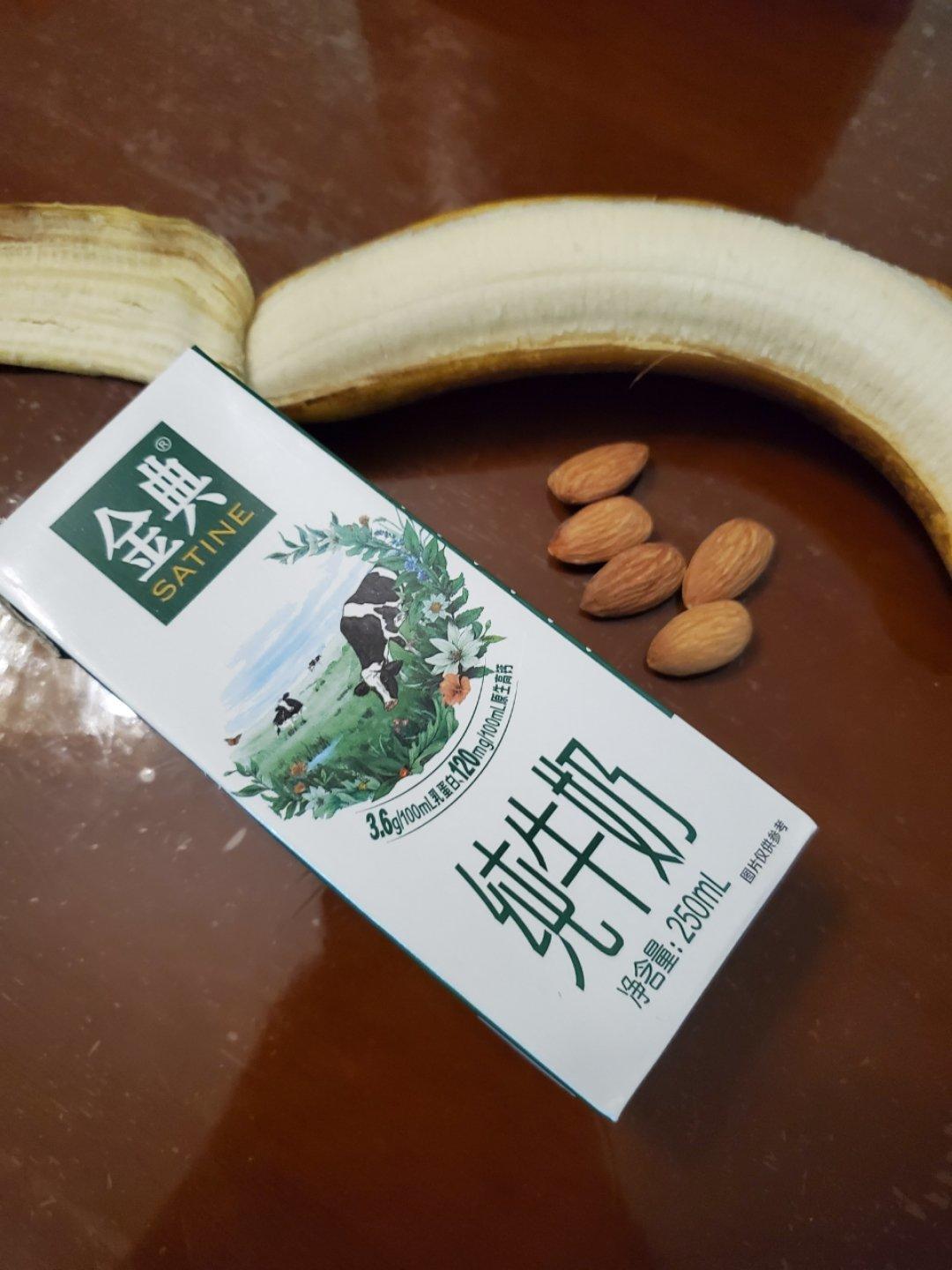 杏仁樱桃香蕉奶昔