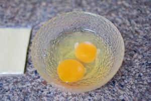 鸡汁芝士嫩蛋—太太乐鲜鸡汁快手菜的做法 步骤2