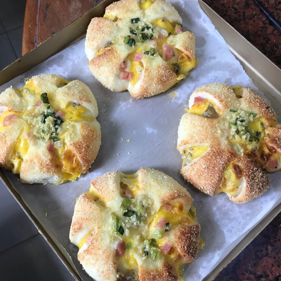 『美味咸香』椒盐土豆香肠花花包