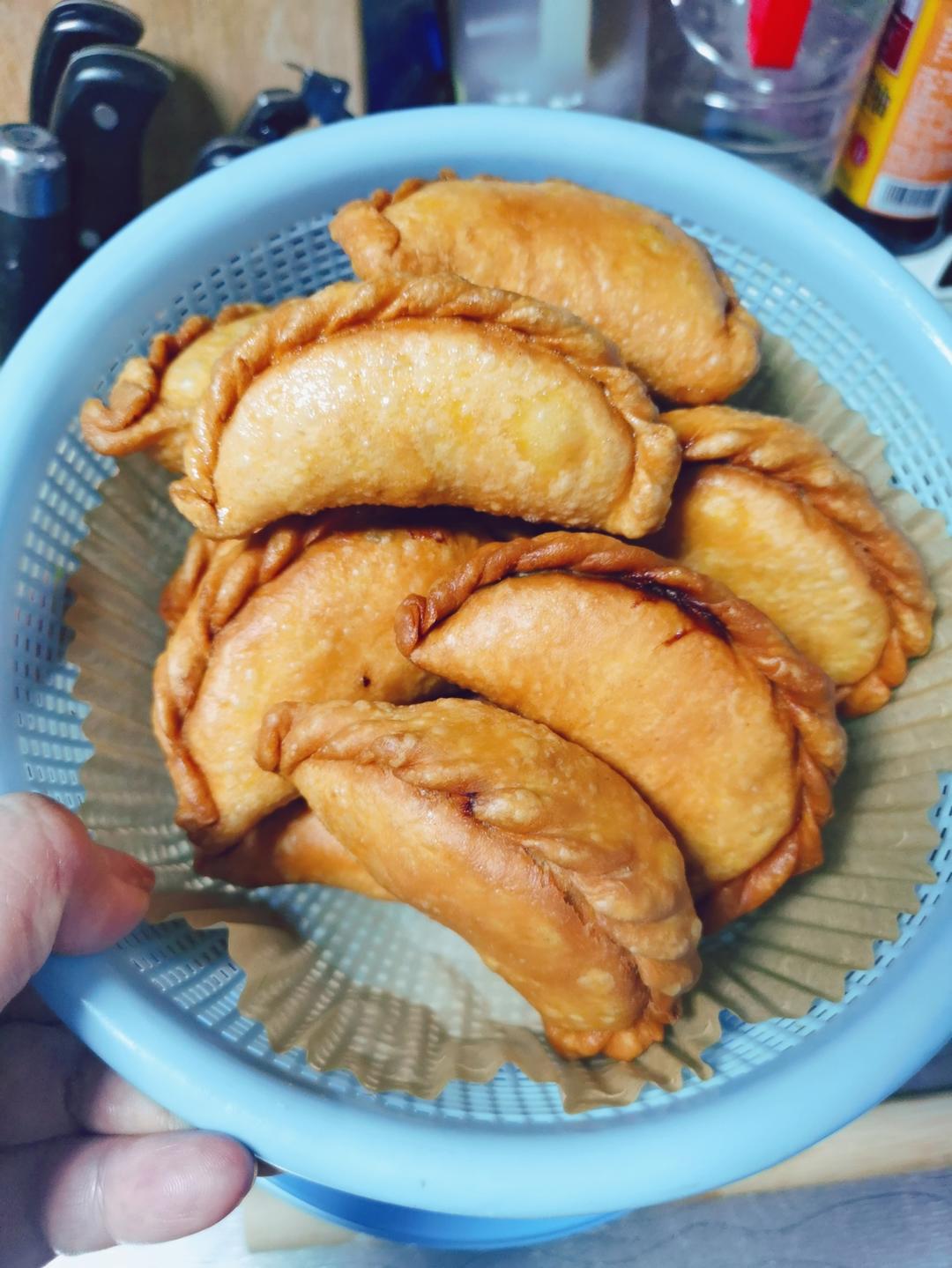 酥脆掉渣的「河南烫面炸菜角」