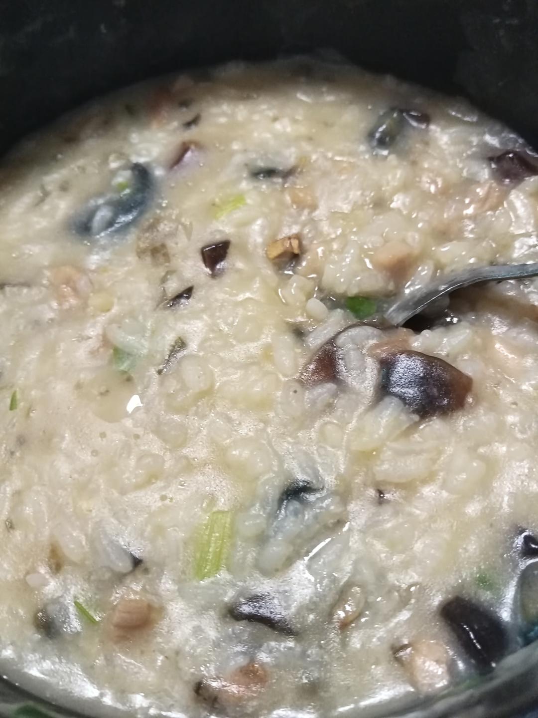 妈妈👩教我做的皮蛋瘦肉粥🥣简单快捷美味😋