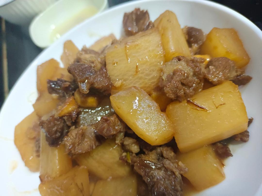 萝卜焖牛腩 （好吃得可以摆摊了）