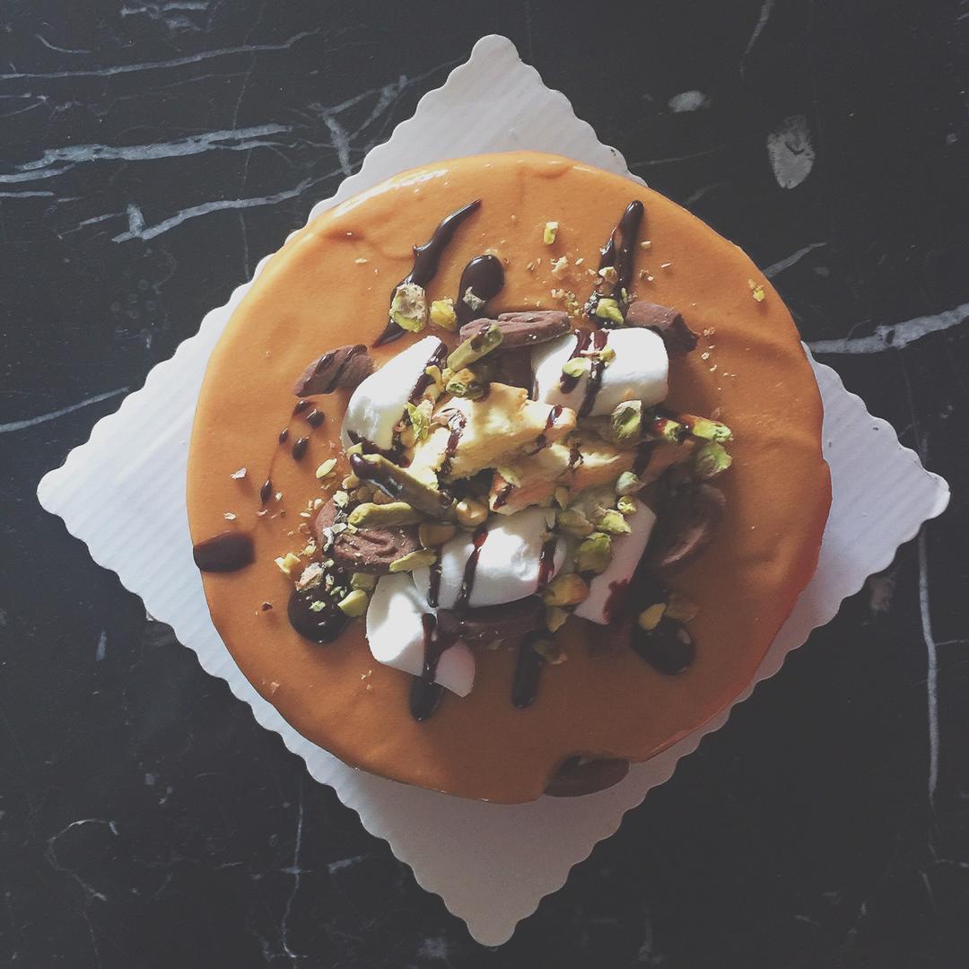 南瓜巧克力慕斯配焦糖淋面