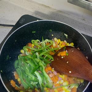 玉米粒炒胡萝卜🥳（玉米粒、胡萝卜、青椒、火腿丁）的做法 步骤4