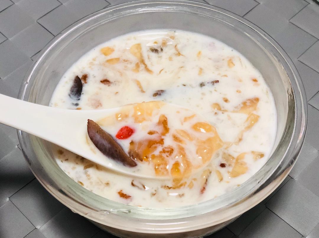 银耳桃胶莲子红枣枸杞の秋季滋润糖水