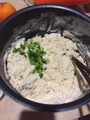牛肉青椒茭白洋葱饼的做法 步骤2