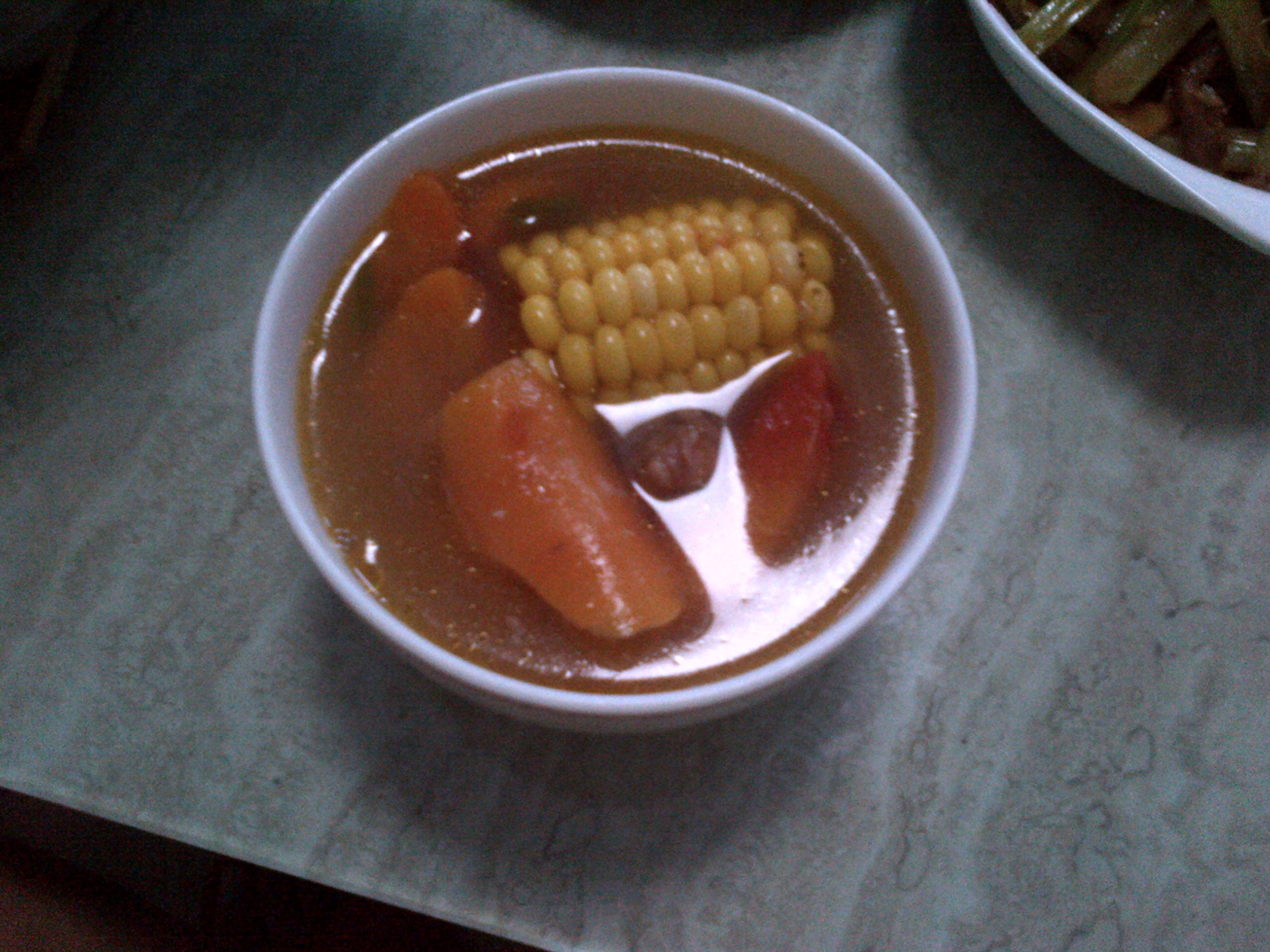 玉米排骨西红柿汤