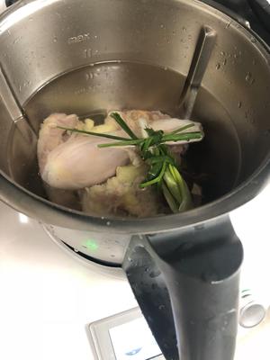 M松茸牛肝菌炖鸡的做法 步骤2