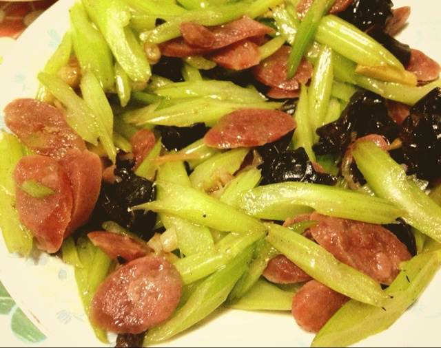 腊肠炒芹菜