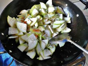 炸葱虾米蒲瓜的做法 步骤4