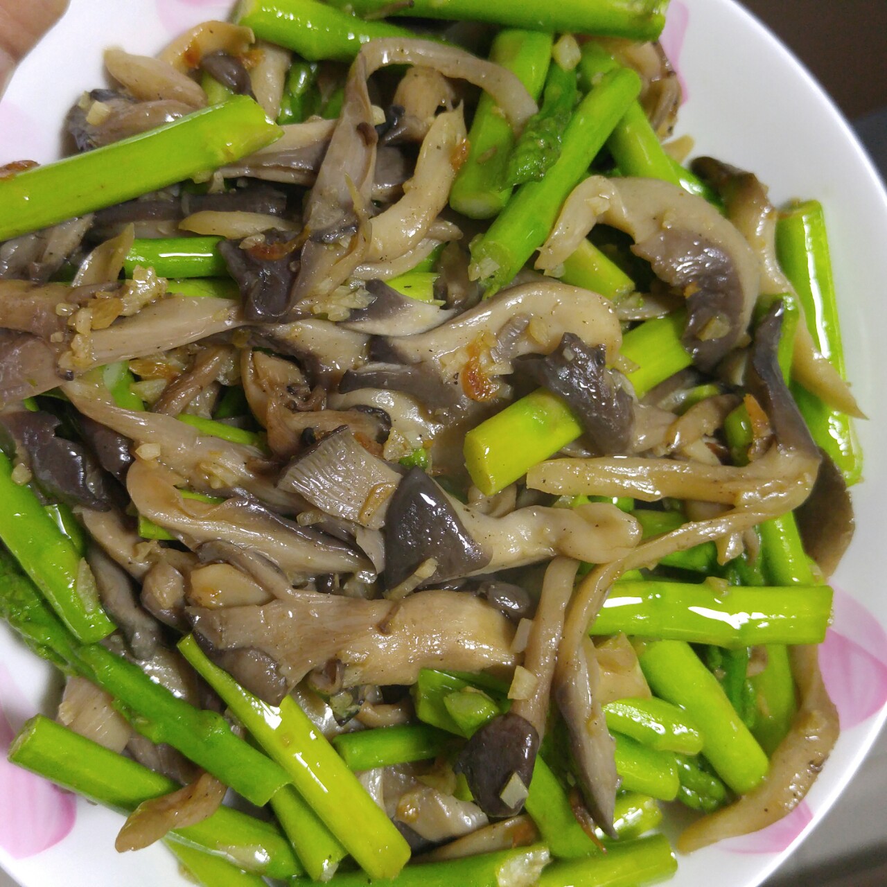 芦笋炒蘑菇