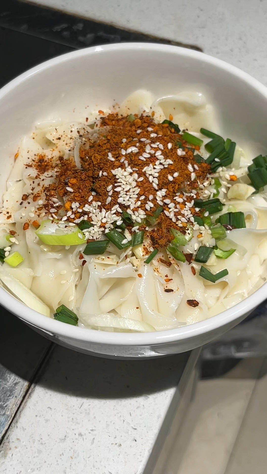 吃剩下的饺子皮用来做油泼面！好吃到流泪