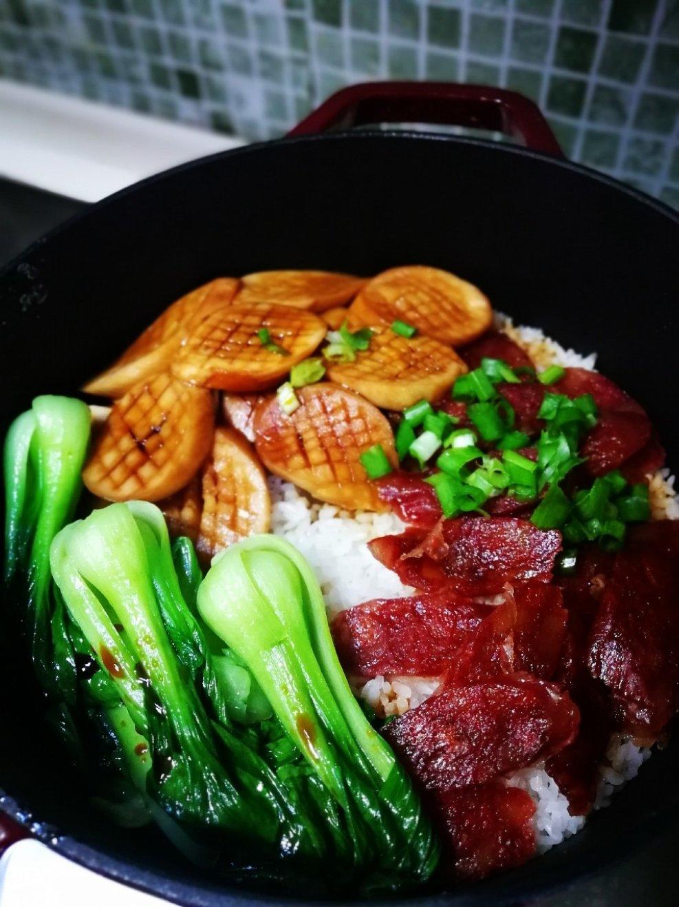 一连好几碗的杏鲍菇腊味煲仔饭