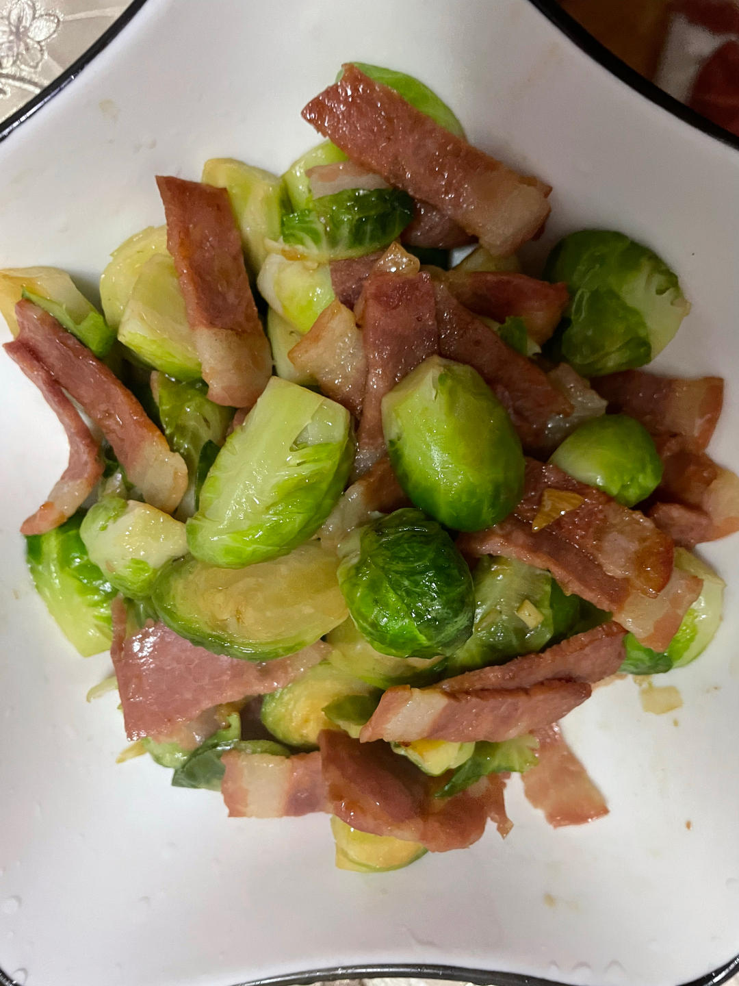适合闺蜜聚会的小菜：黄油风味培根炒孢子甘蓝