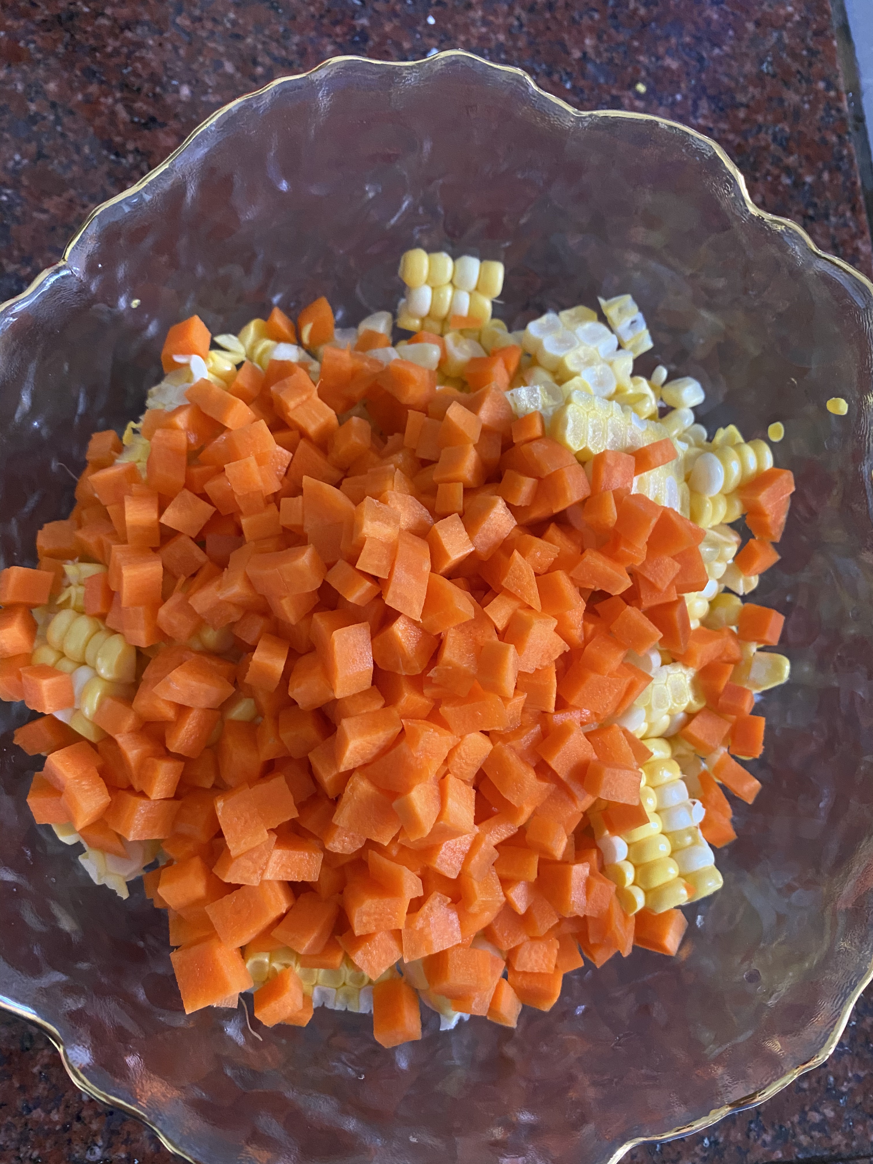 低脂又营养的玉米胡萝卜炒鸡胸肉的做法 步骤2