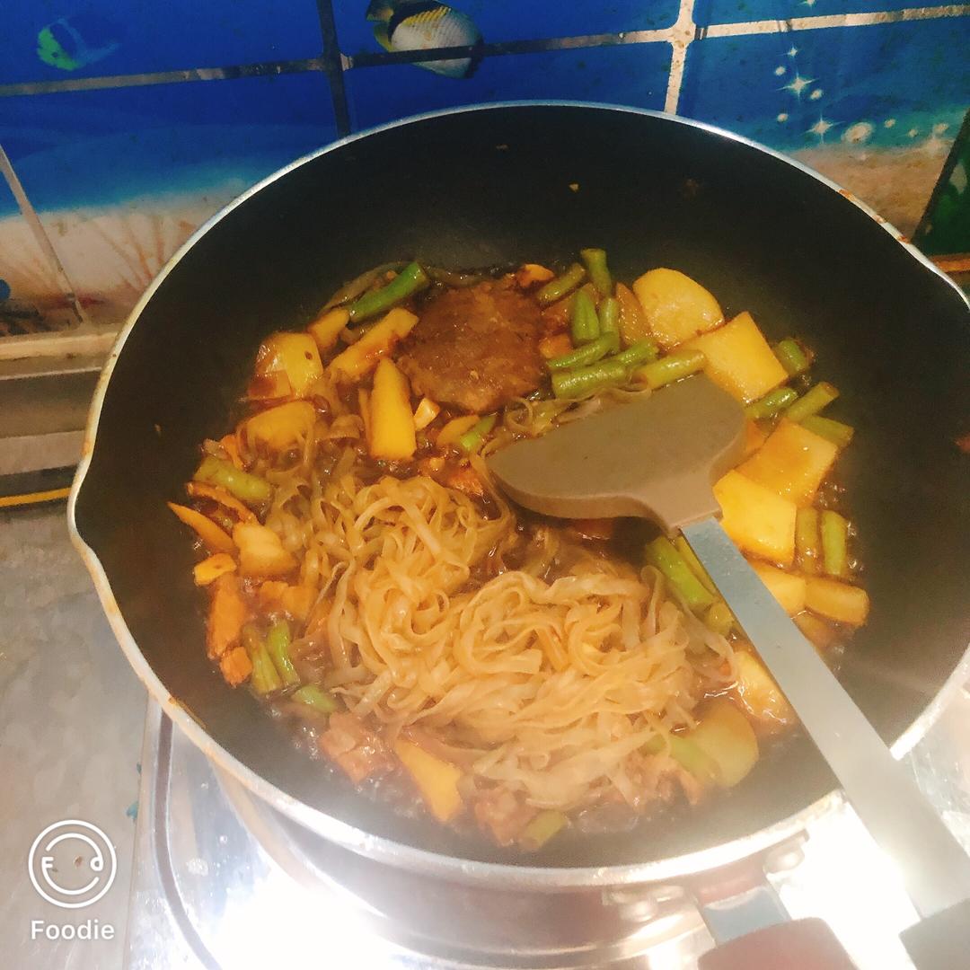 【低卡魔芋面的一百种吃法】做成炒魔芋面的豆角土豆焖魔芋面的做法