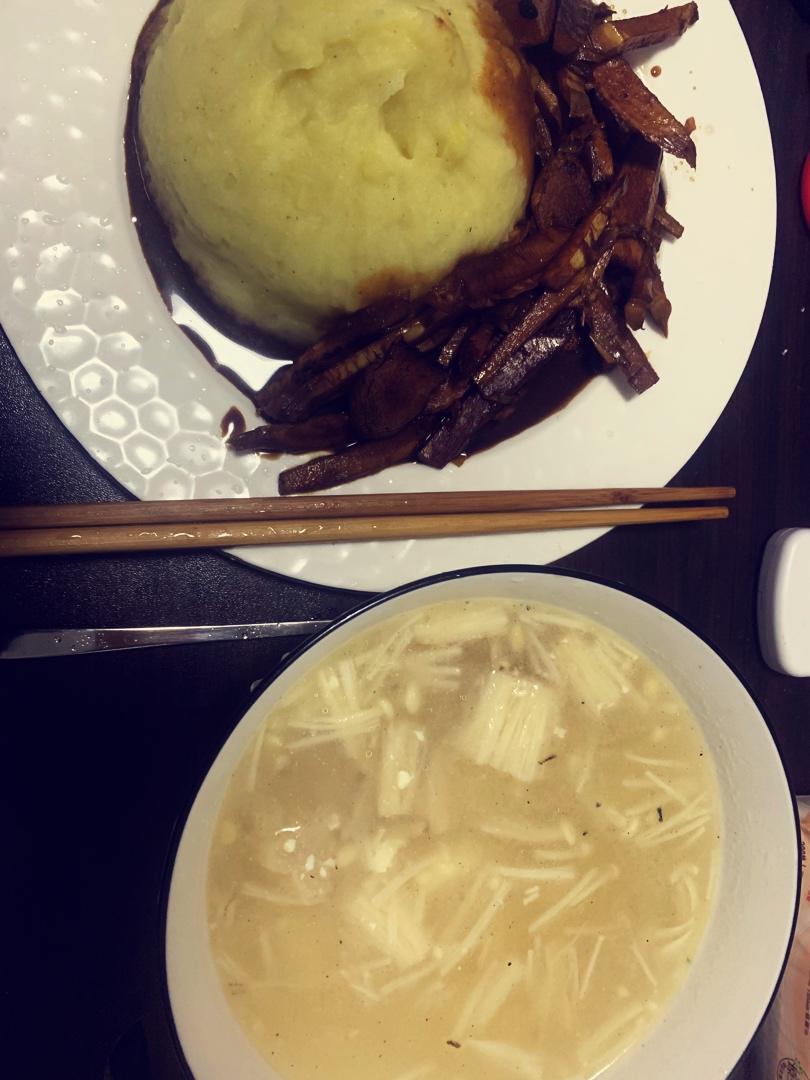 金针菇豆腐煮