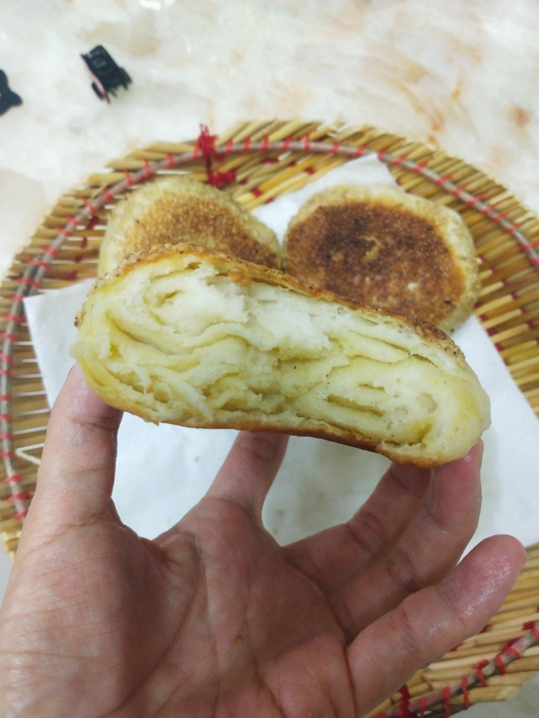 早餐店芝麻椒盐酥饼 外酥里软层次分明 一口咬下去直掉渣 附细节视频详解