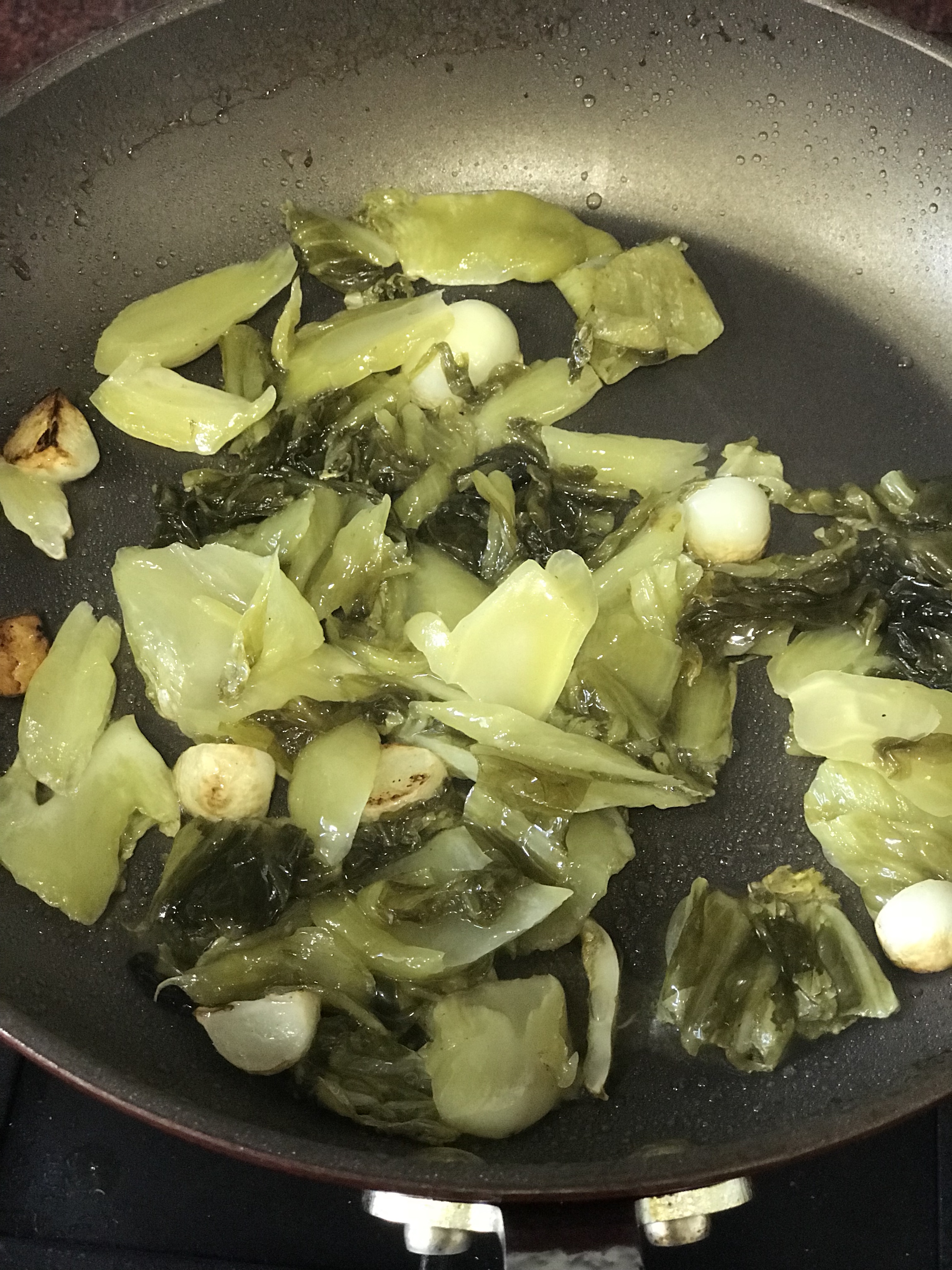 酸菜焖花甲的做法 步骤3