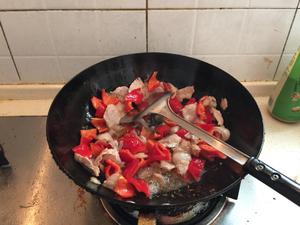 红辣椒炒肉的做法 步骤3