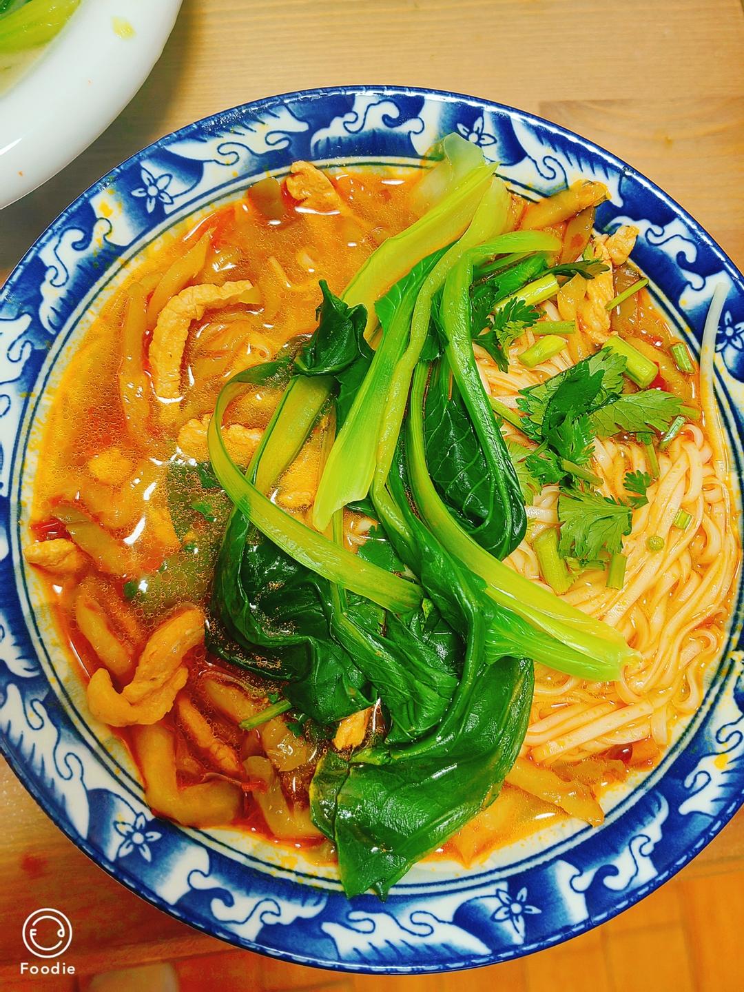 教你在家也可以做的榨菜肉丝面，香辣开胃，面条好吃到连汤都不剩
