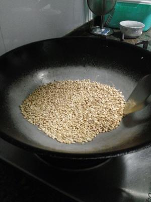 炒小麦的做法 步骤1