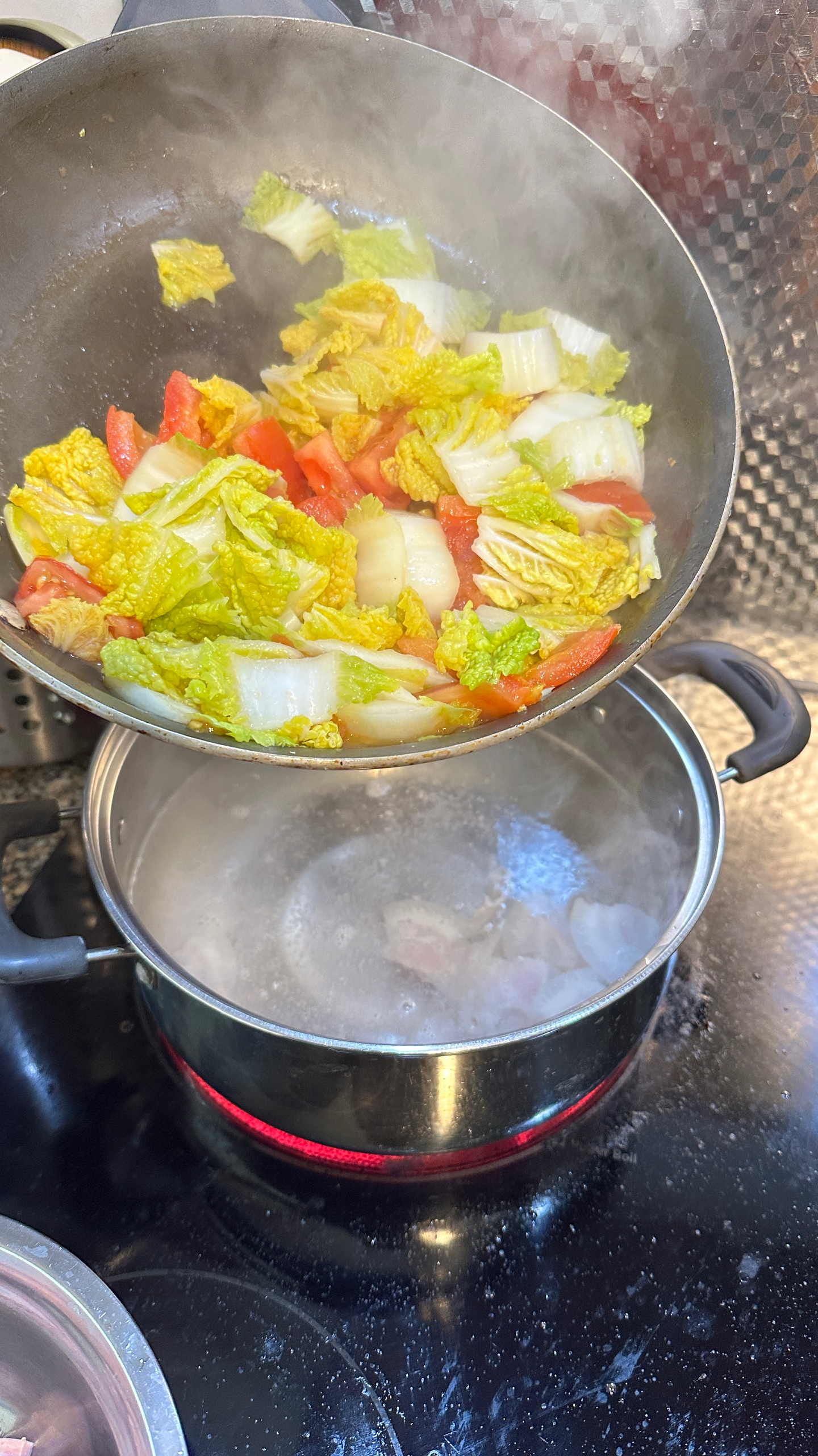 家常白菜番茄咸肉汤的做法 步骤6