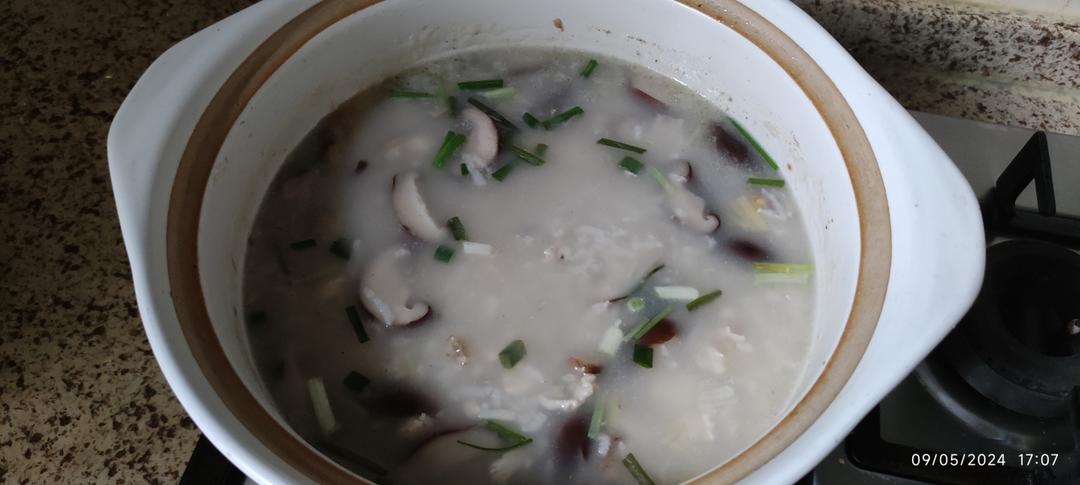 堪比肯德基的香菇鸡肉粥（暖暖的有幸福的味道）