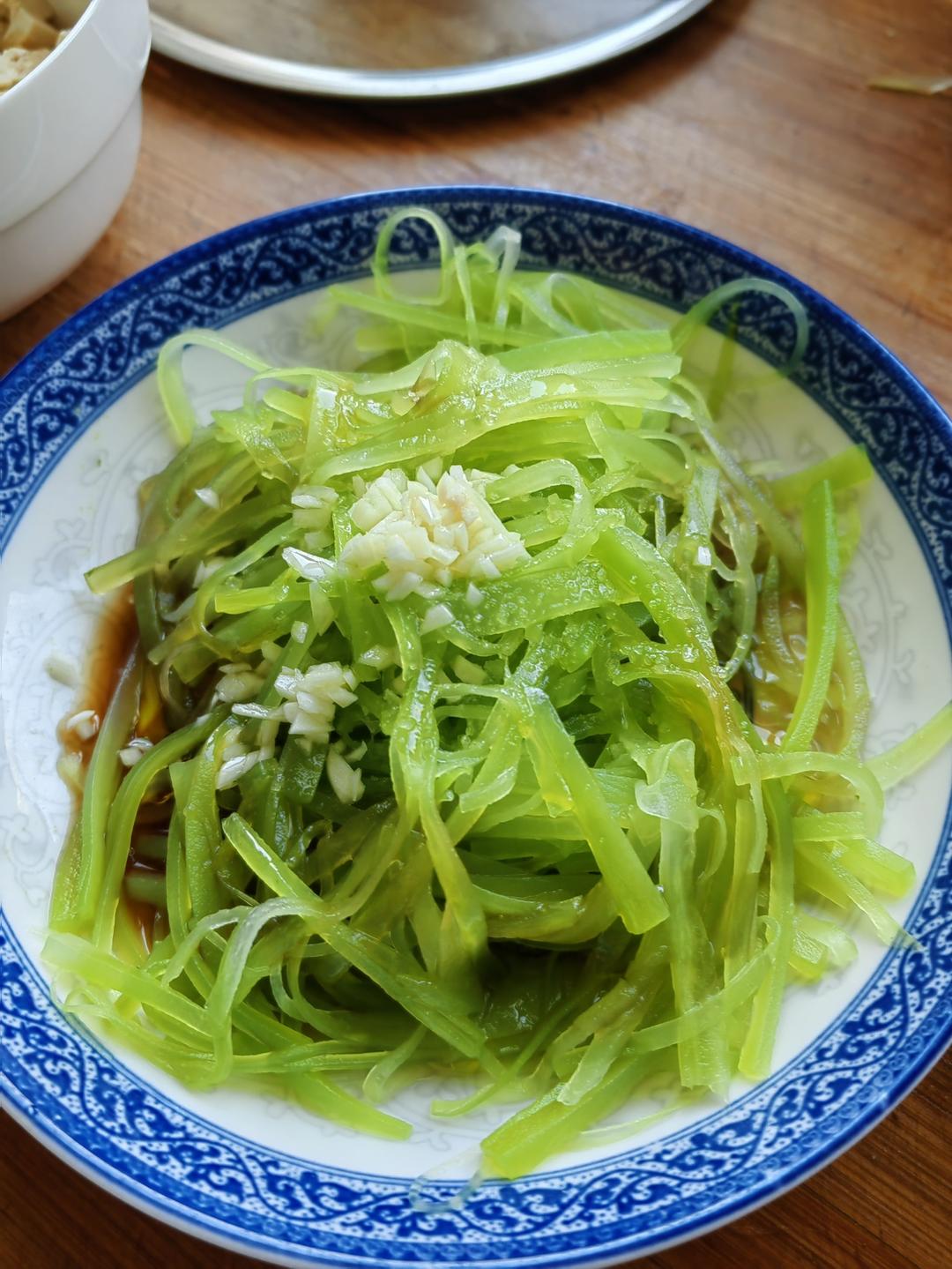 10分钟搞定的快手凉拌菜，清脆爽口的凉拌莴笋丝