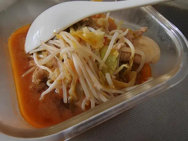 《昨日的美食》之猪肉豆芽卷心菜味噌锅