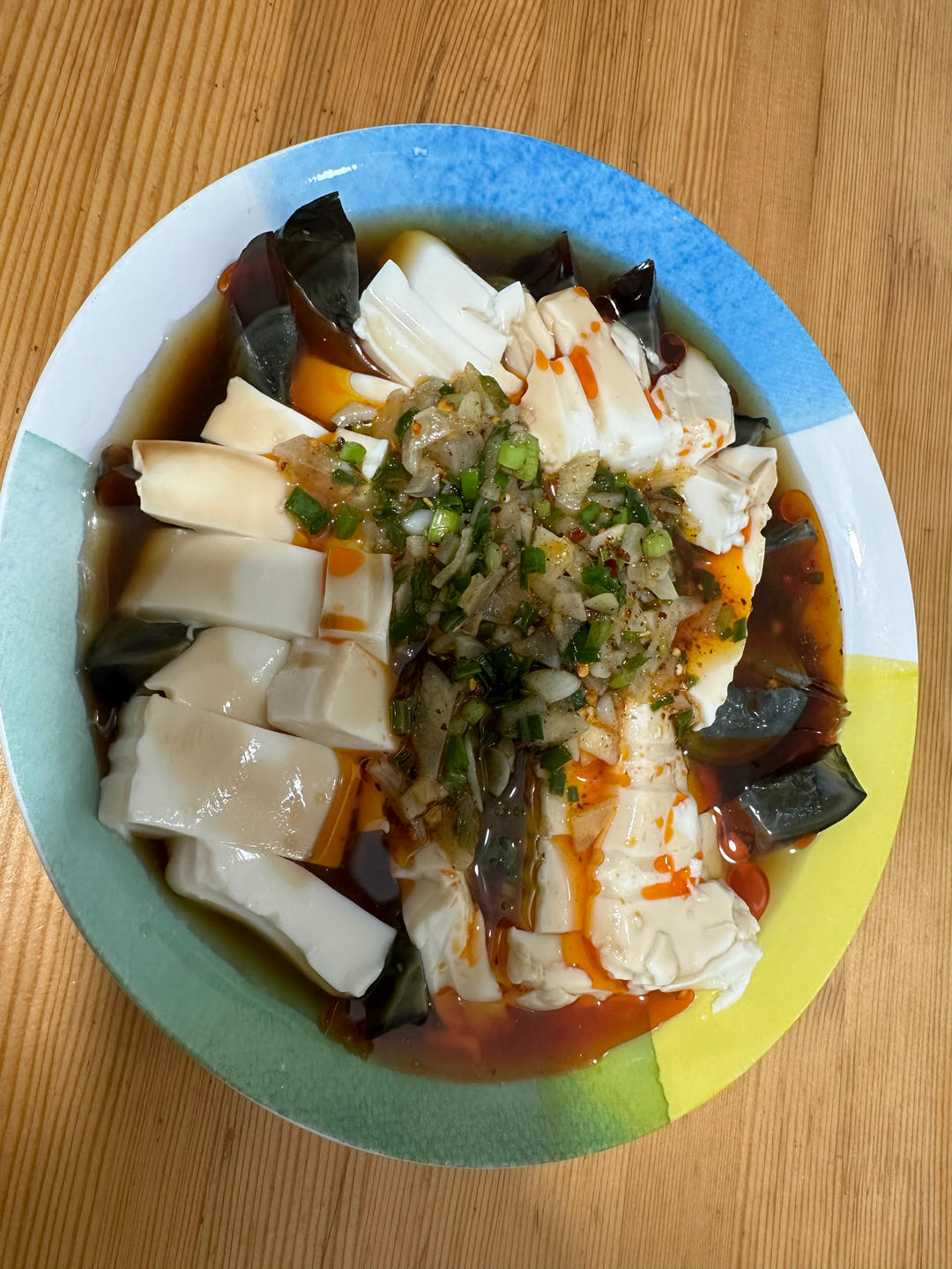 凉拌皮蛋豆腐，有着万能的灵魂调味汁浇头，只能说鲜美！