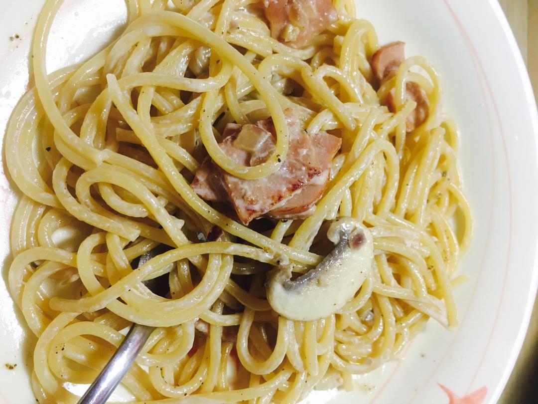 白蘑菇奶油培根意面