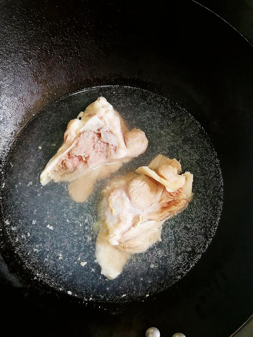 夏天补钙，不油腻的“笋干猪🐷肘骨毛豆汤”，嫩毛豆酥酥的、饭前汤🍲咸鲜不腻的做法 步骤2