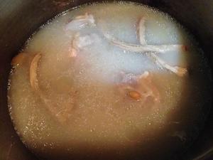 黄豆煲猪脚鱿鱼的做法 步骤2