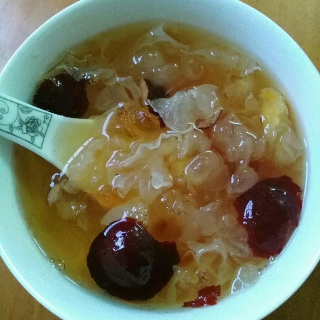 美容润肤 益气补血《桃胶皂角米百合银耳红枣羹》