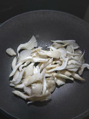 干煸平菇（有肉的味道）的做法 步骤2