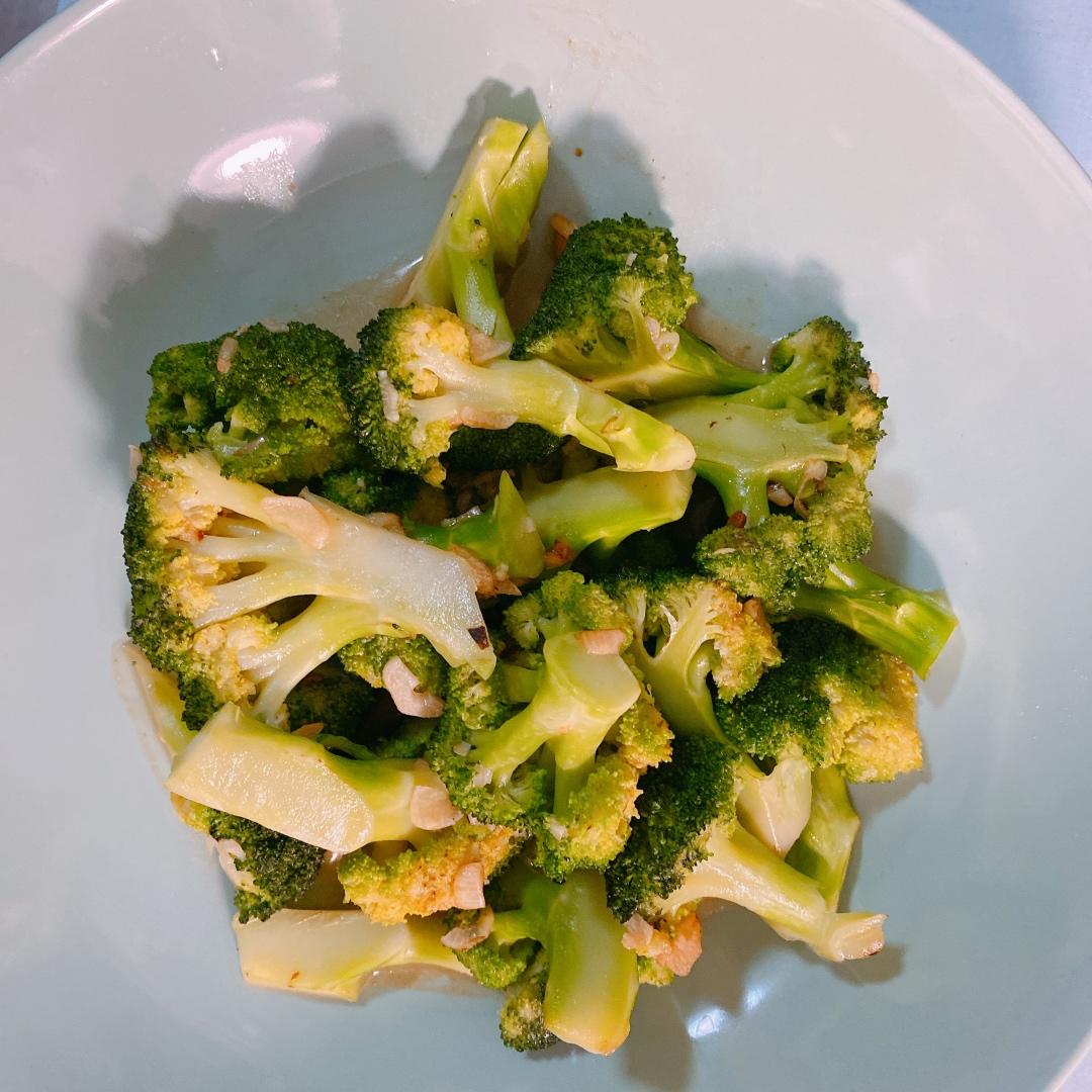 好吃到爆的耗油蒜蓉西兰花(从不修图，喜欢请关注)